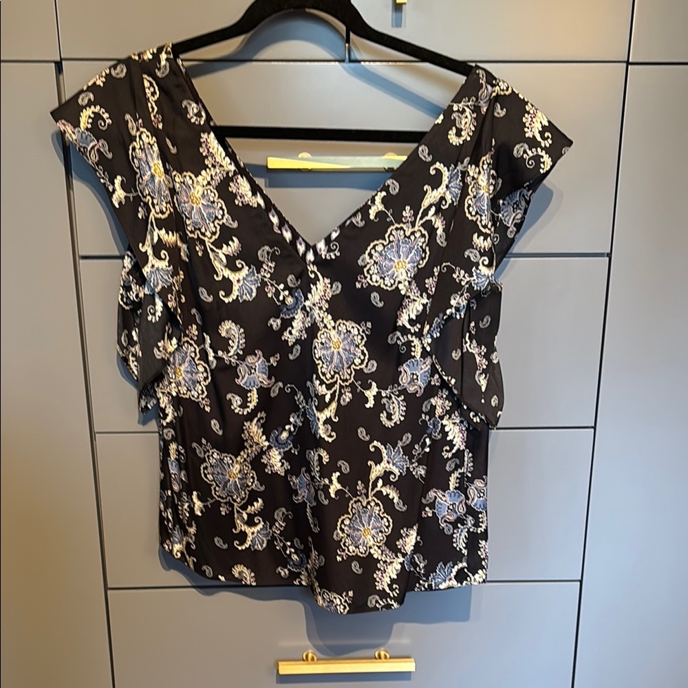 Floral top with v neck front and back. Like new! Size M